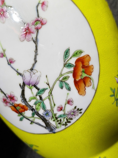 古玩陶瓷黃地軋道開窗花卉觀音瓶真品鑒賞圖