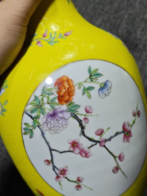 古玩陶瓷黃地軋道開窗花卉觀音瓶真品鑒賞圖