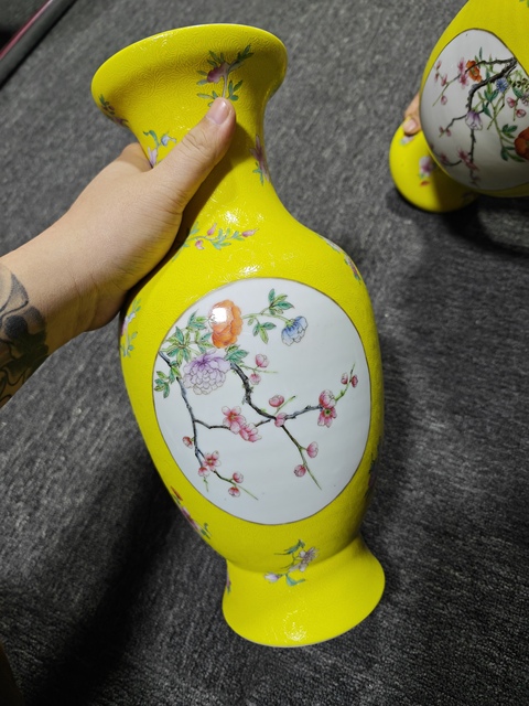 古玩陶瓷黃地軋道開窗花卉觀音瓶真品鑒賞圖