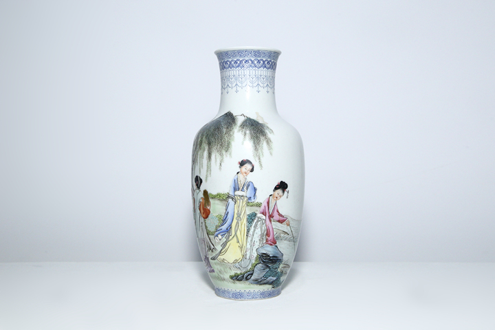 古玩陶瓷民國·琺瑯彩侍女游春圖詩文瓶真品鑒賞圖