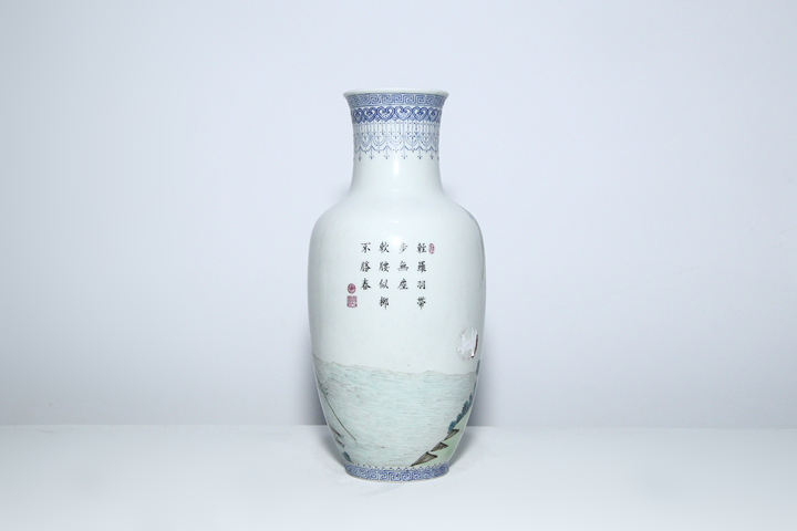 古玩陶瓷民國·琺瑯彩侍女游春圖詩文瓶真品鑒賞圖