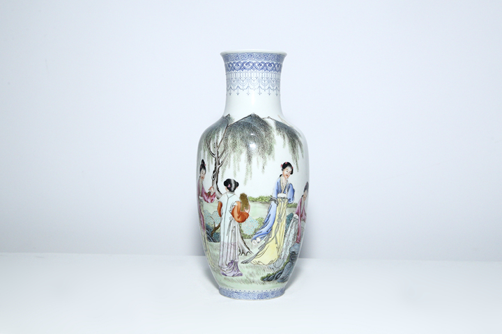 古玩陶瓷民國·琺瑯彩侍女游春圖詩文瓶真品鑒賞圖