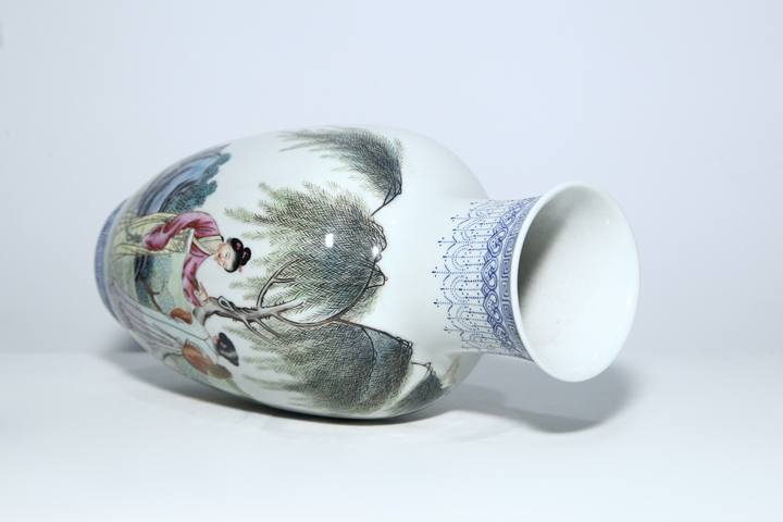 古玩陶瓷民國·琺瑯彩侍女游春圖詩文瓶真品鑒賞圖