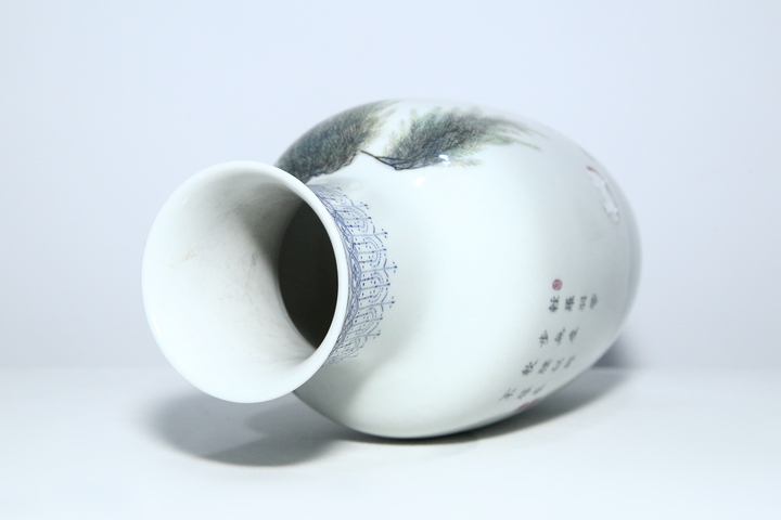 古玩陶瓷民國·琺瑯彩侍女游春圖詩文瓶真品鑒賞圖