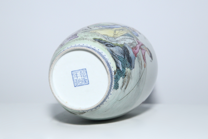 古玩陶瓷民國·琺瑯彩侍女游春圖詩文瓶真品鑒賞圖