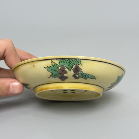 古玩陶瓷清康熙黃地素三彩暗刻云龍趕珠紋盤真品鑒賞圖