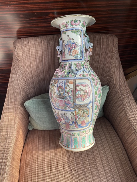 古玩陶瓷清道咸 粉彩開窗人物故事花鳥紋賞瓶真品鑒賞圖