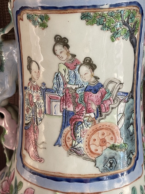 古玩陶瓷清道咸 粉彩開窗人物故事花鳥紋賞瓶真品鑒賞圖