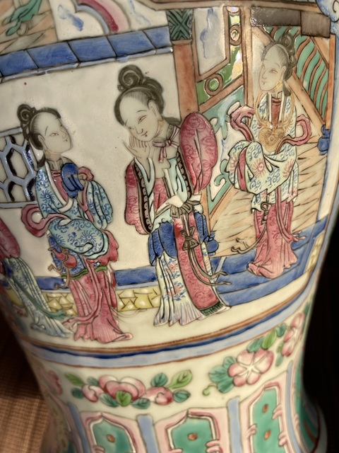 古玩陶瓷清道咸 粉彩開窗人物故事花鳥紋賞瓶真品鑒賞圖