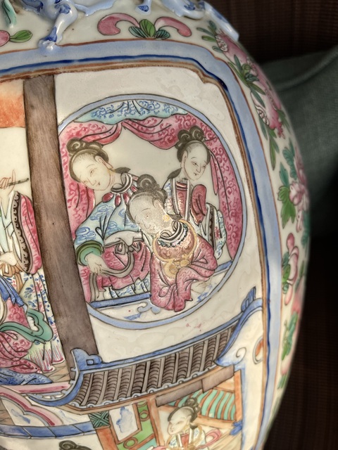 古玩陶瓷清道咸 粉彩開窗人物故事花鳥紋賞瓶真品鑒賞圖