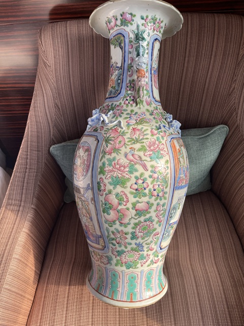 古玩陶瓷清道咸 粉彩開窗人物故事花鳥紋賞瓶真品鑒賞圖