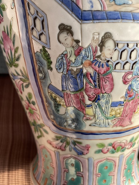 古玩陶瓷清道咸 粉彩開窗人物故事花鳥紋賞瓶真品鑒賞圖