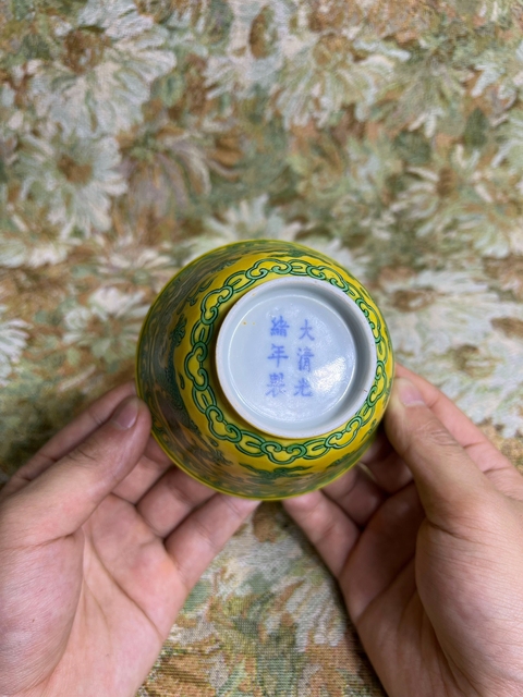 古玩陶瓷黃地刻綠龍茶碗真品鑒賞圖