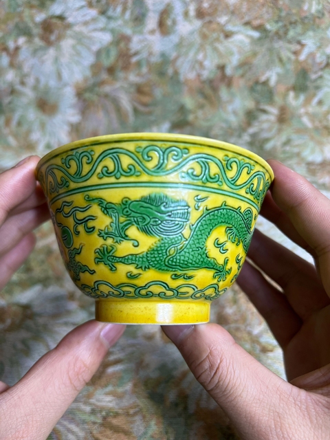 古玩陶瓷黃地刻綠龍茶碗真品鑒賞圖