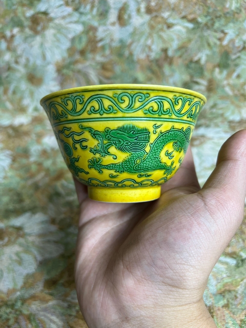 古玩陶瓷黃地刻綠龍茶碗真品鑒賞圖