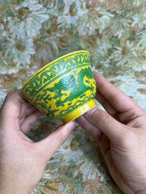 古玩陶瓷黃地刻綠龍茶碗真品鑒賞圖