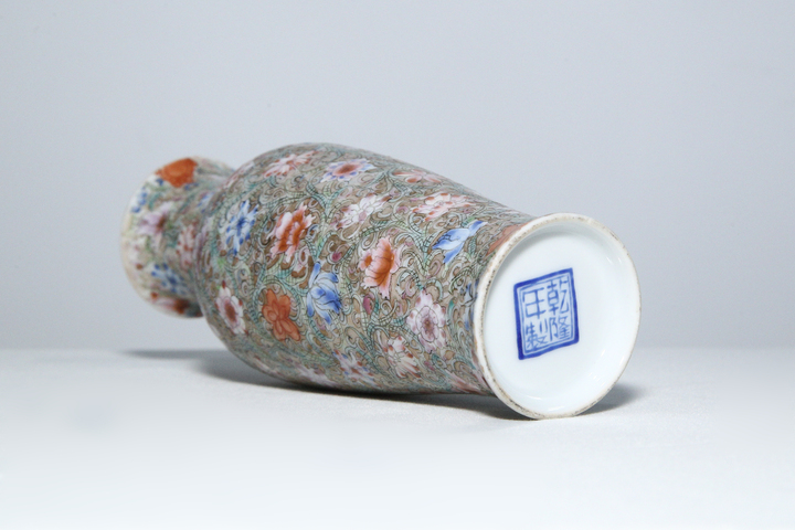 古玩陶瓷民國·粉彩金地百花不漏地觀音瓶真品鑒賞圖