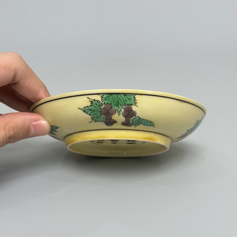 古玩陶瓷清康熙黃地素三彩暗刻云龍趕珠紋盤真品鑒賞圖