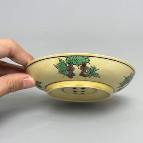 古玩陶瓷清康熙黃地素三彩暗刻云龍趕珠紋盤真品鑒賞圖