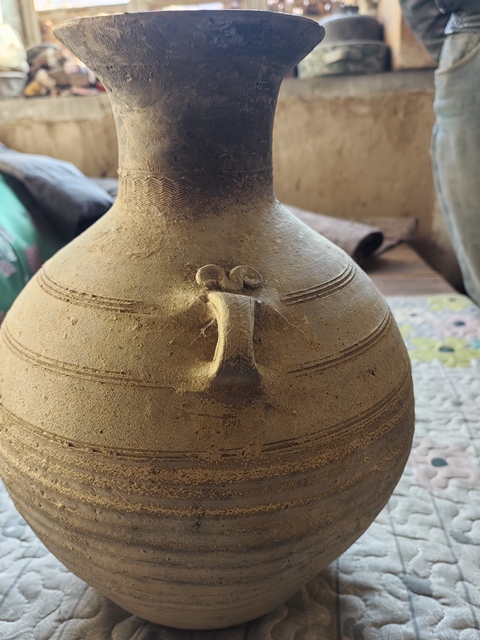 古玩陶瓷漢代雙系刻花水波紋撇口壺真品鑒賞圖