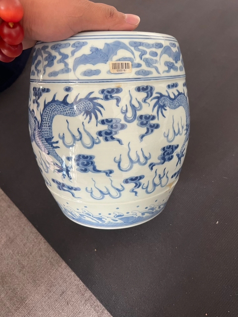 古玩陶瓷青花雙龍戲珠紋繡墩真品鑒賞圖