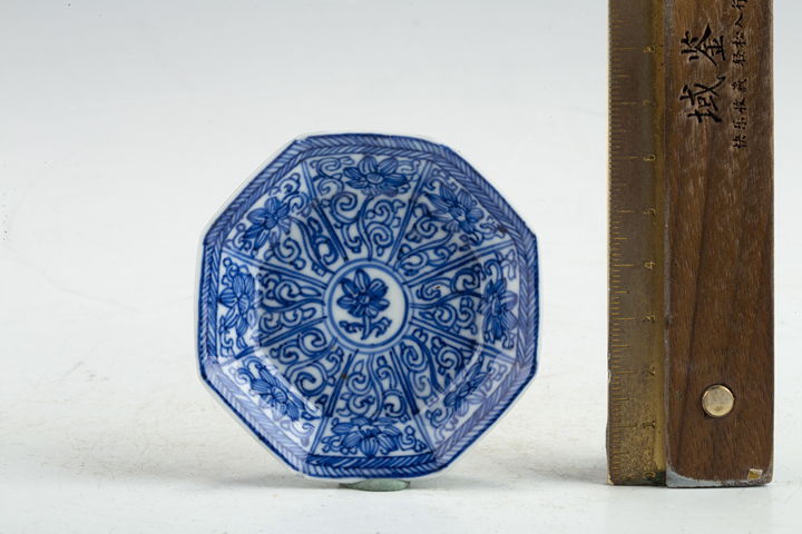 古玩陶瓷清康熙·青花開窗花卉紋八方碟
真品鑒賞圖