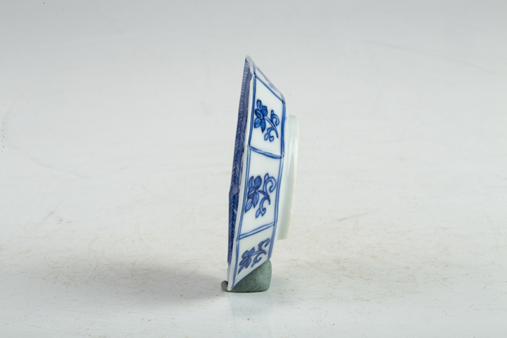 古玩陶瓷清康熙·青花開窗花卉紋八方碟
真品鑒賞圖