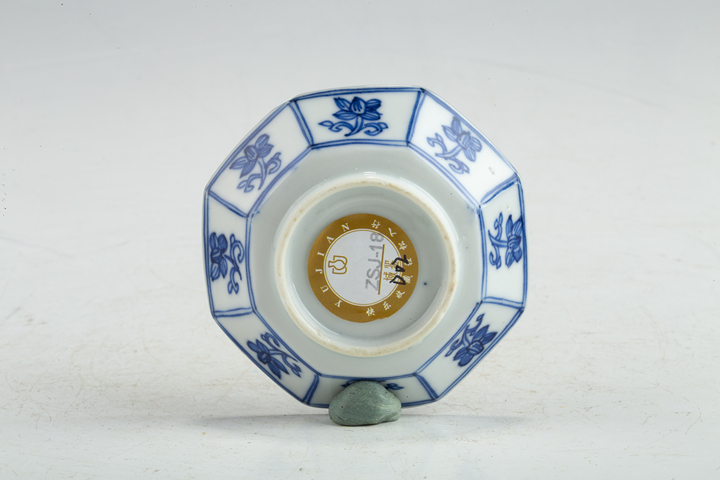 古玩陶瓷清康熙·青花開窗花卉紋八方碟
真品鑒賞圖