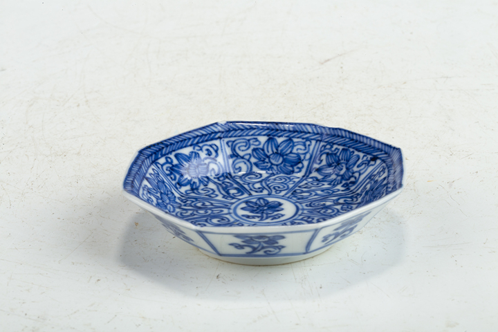古玩陶瓷清康熙·青花開窗花卉紋八方碟
真品鑒賞圖
