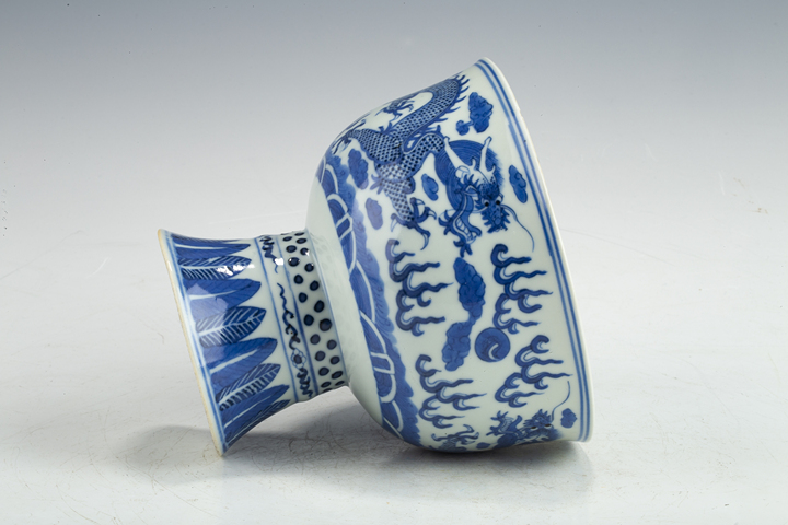 古玩陶瓷清晚·青花外雙龍戲珠內一路連升紋高足碗拍賣，當前價格4392元