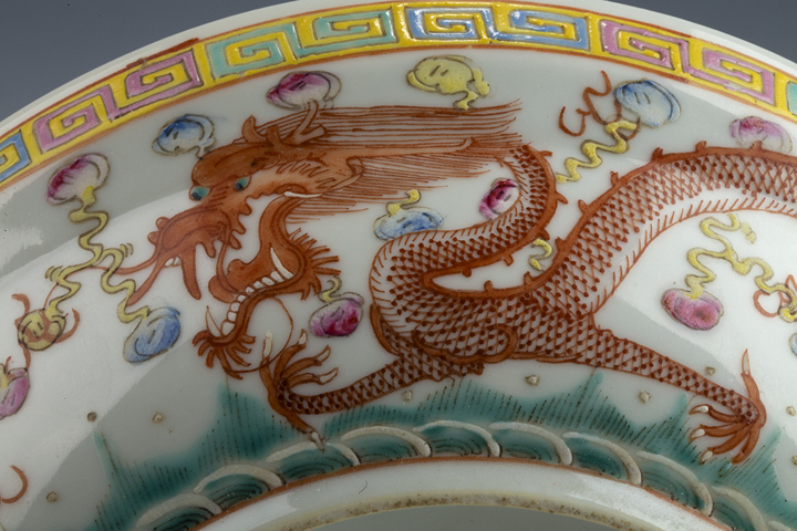 古玩陶瓷民國·粉彩龍鳳呈祥紋盤真品鑒賞圖