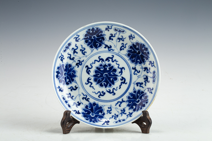 古玩陶瓷清晚·青花纏枝蓮紋盤真品鑒賞圖