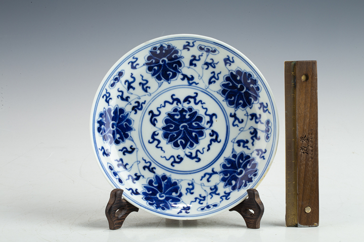 古玩陶瓷清晚·青花纏枝蓮紋盤真品鑒賞圖