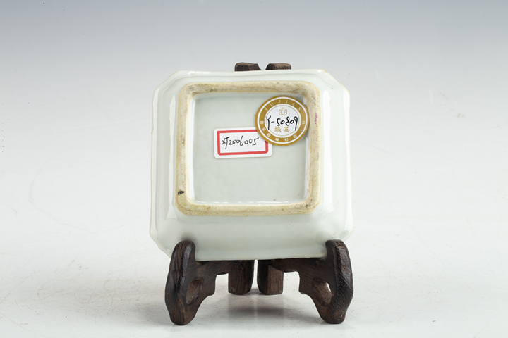 古玩陶瓷民國·粉彩花卉紋調(diào)色盤拍賣，當前價格188元