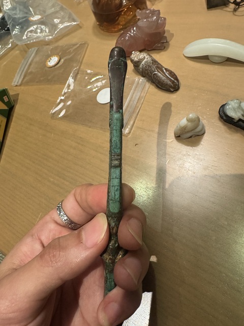 古玩玉器嵌松石龍頭帶勾真品鑒賞圖