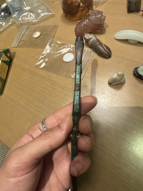 古玩玉器嵌松石龍頭帶勾真品鑒賞圖