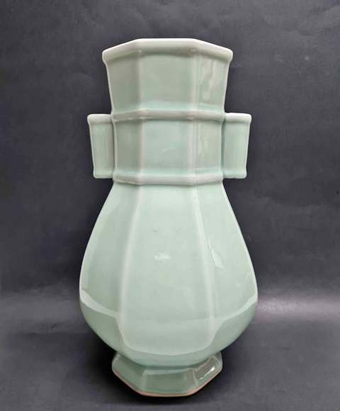 古玩陶瓷豆青釉八方貫耳瓶真品鑒賞圖