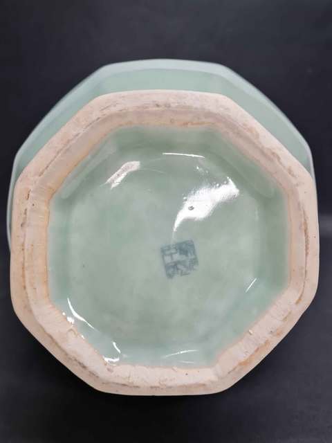 古玩陶瓷豆青釉八方貫耳瓶真品鑒賞圖