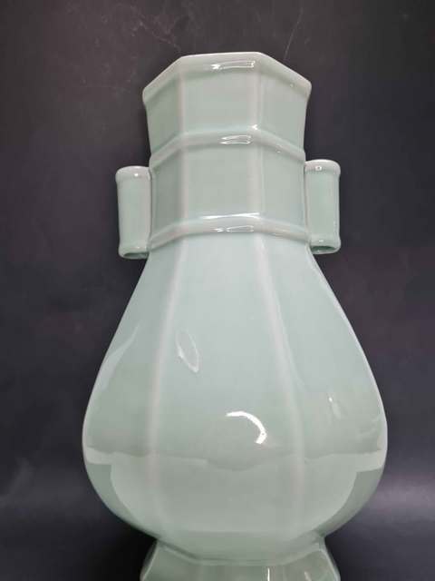 古玩陶瓷豆青釉八方貫耳瓶真品鑒賞圖