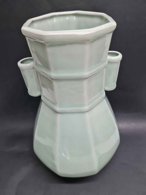 古玩陶瓷豆青釉八方貫耳瓶真品鑒賞圖