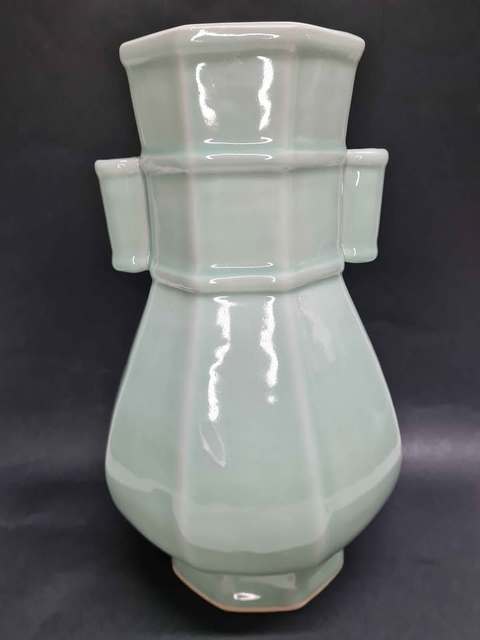 古玩陶瓷豆青釉八方貫耳瓶真品鑒賞圖