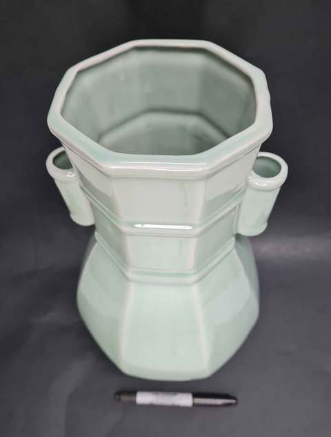 古玩陶瓷豆青釉八方貫耳瓶真品鑒賞圖