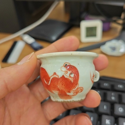 古玩陶瓷晚清礬紅鳥食杯真品鑒賞圖