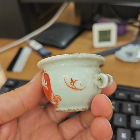 古玩陶瓷晚清礬紅鳥食杯真品鑒賞圖