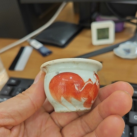 古玩陶瓷晚清礬紅鳥食杯真品鑒賞圖