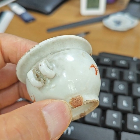 古玩陶瓷晚清礬紅鳥食杯真品鑒賞圖