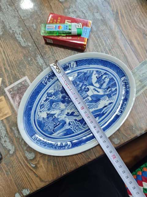 古玩陶瓷樓臺亭閣山水紋青花盤真品鑒賞圖