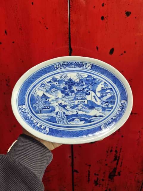 古玩陶瓷樓臺亭閣山水紋青花盤真品鑒賞圖