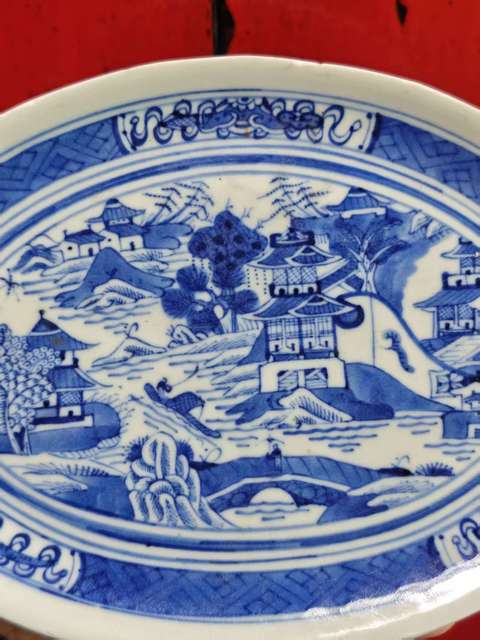 古玩陶瓷樓臺亭閣山水紋青花盤真品鑒賞圖