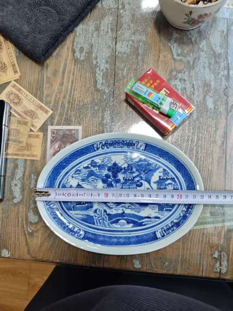 古玩陶瓷樓臺亭閣山水紋青花盤真品鑒賞圖